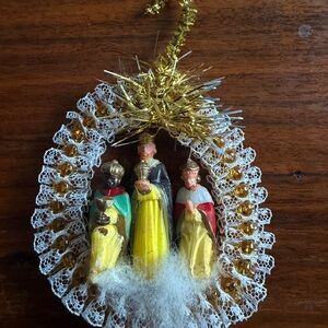 vintage  50’s christmas diarama nativity wisemen ornament